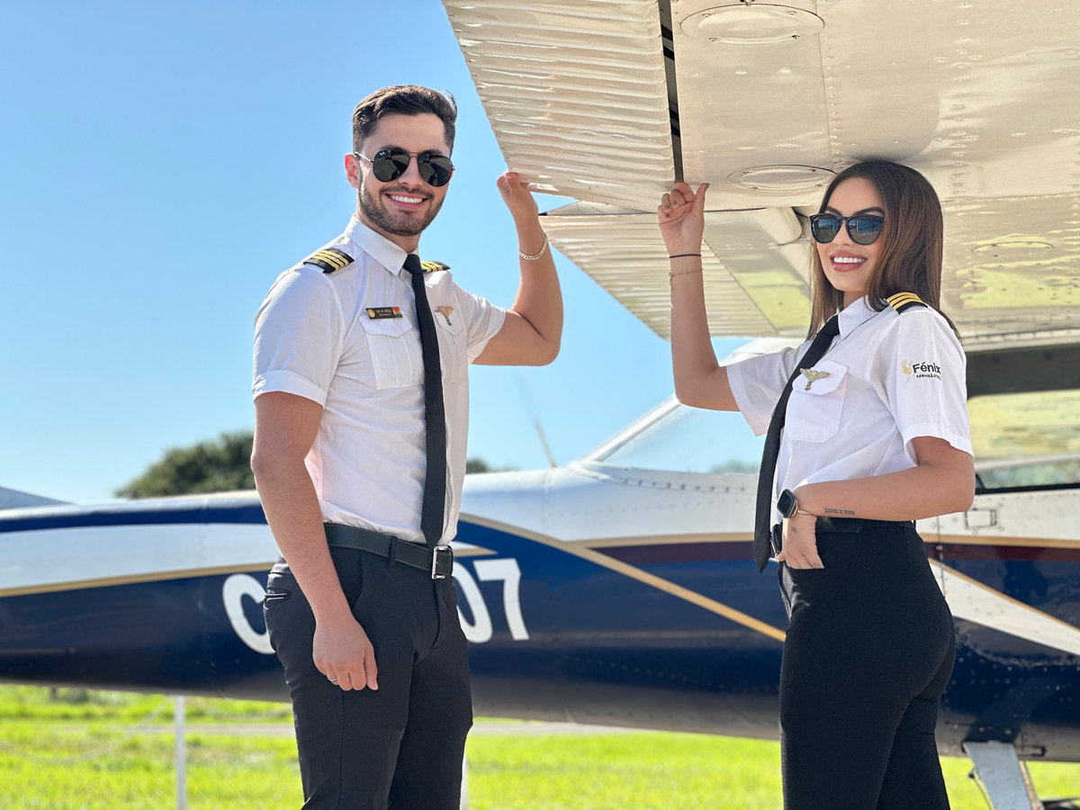 alumna piloto y alumno piloto bajo el ala de un cessna 152 bolivia