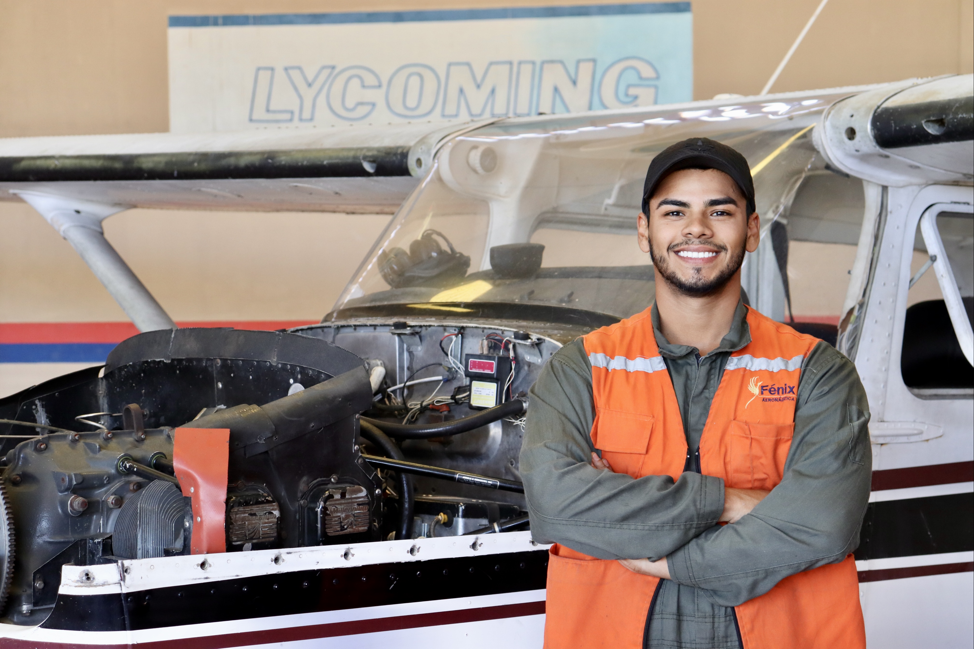 Técnico de Fénix trabajando en el motor de una aeronave